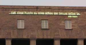 Hegelinschrift an der Außenfassade des Hauptbahnhof Stuttgart (Foto: © Welf Schröter)